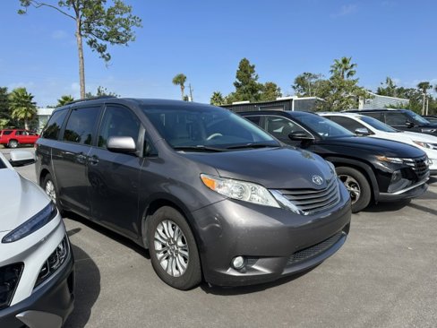 Used 2012 Toyota Sienna XLE image 4