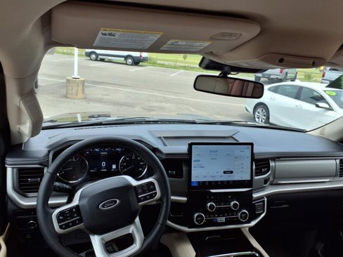 Used 2024 Ford Expedition XLT image 10