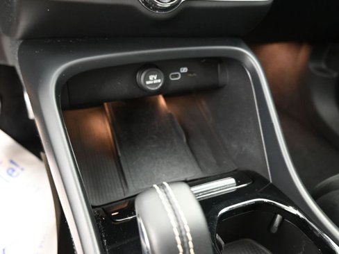 Certified 2022 Volvo XC40 P8 Recharge Ultimate image 24