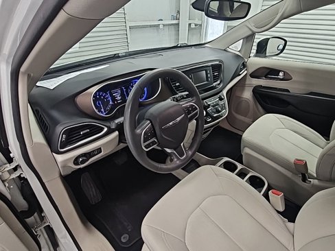 Used 2017 Chrysler Pacifica LX image 12