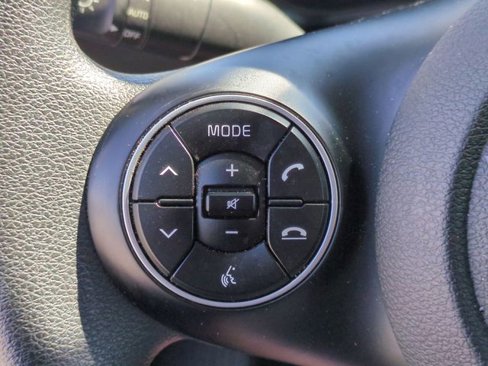 Used 2022 Kia Soul LX image 16