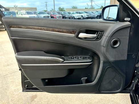 Used 2018 Chrysler 300 Limited image 32