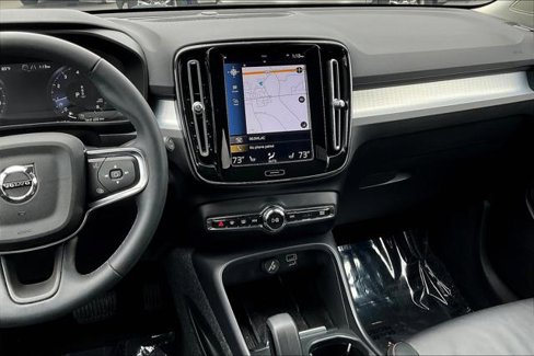 Used 2022 Volvo XC40 T5 Momentum image 9
