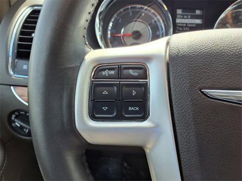 Used 2016 Chrysler Town & Country Touring image 11