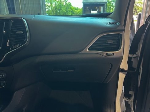 Used 2019 Jeep Cherokee Overland w/ Technology Group image 14