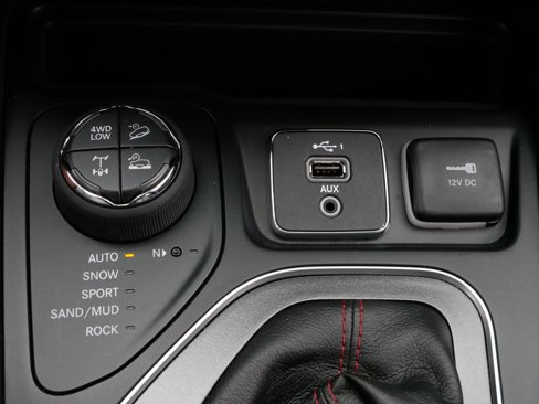 Used 2019 Jeep Cherokee Trailhawk image 29