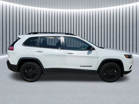 Used 2023 Jeep Cherokee Altitude Lux image 3