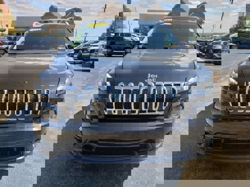 Used 2016 Jeep Cherokee Latitude w/ Cold Weather Group image 2