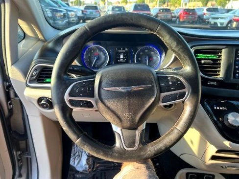 Used 2019 Chrysler Pacifica Touring-L image 8