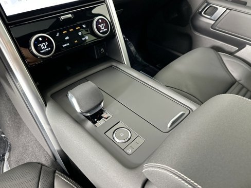 Certified 2025 Land Rover Discovery Dynamic SE image 13