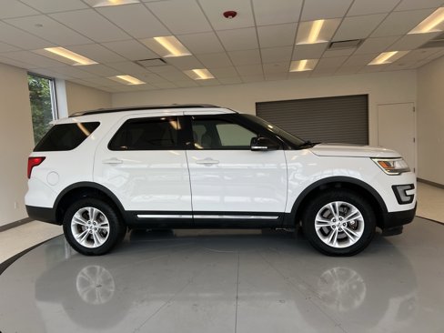 Used 2017 Ford Explorer XLT image 50