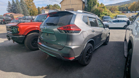 Used 2018 Nissan Rogue SV image 2