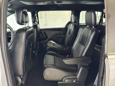 Used 2014 Chrysler Town & Country S image 10