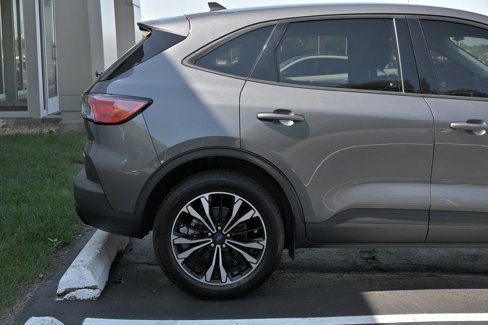 Used 2021 Ford Escape SE w/ SE Sport Appearance Package image 9