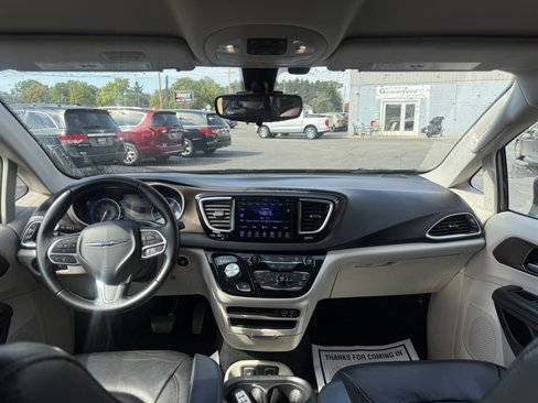 Used 2017 Chrysler Pacifica Touring-L w/ Tire & Wheel Group image 44