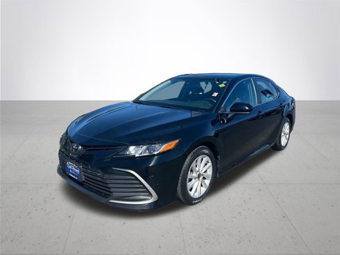 Used 2022 Toyota Camry LE image 2