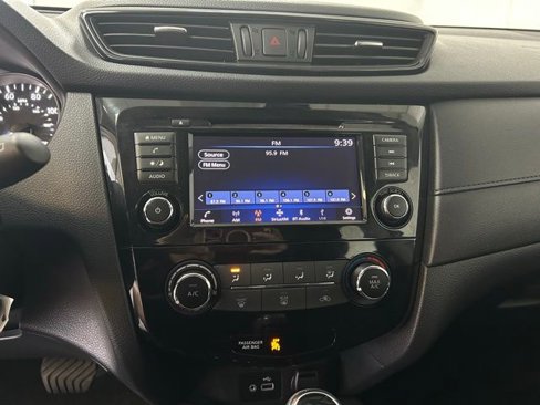 Used 2019 Nissan Rogue S image 21