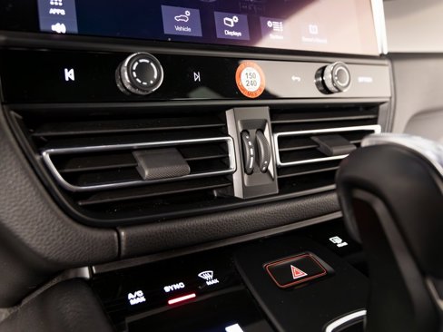 Certified 2025 Porsche Macan image 22