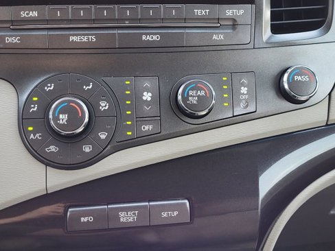 Used 2011 Toyota Sienna LE image 28