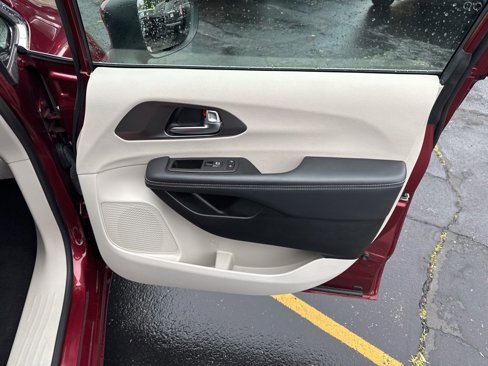 Used 2023 Chrysler Pacifica Touring-L image 24