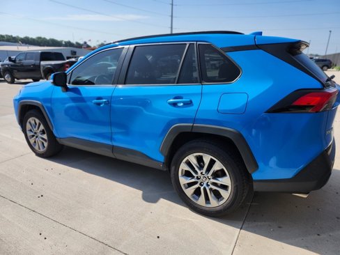Used 2021 Toyota RAV4 XLE Premium image 2