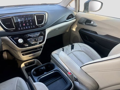 Used 2017 Chrysler Pacifica Platinum image 24