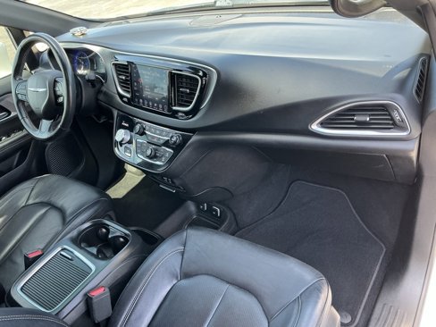 Used 2019 Chrysler Pacifica Touring-L Plus w/ Advanced Safetytec Group image 30