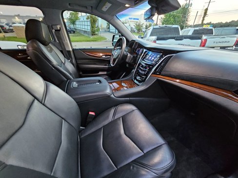 Used 2018 Cadillac Escalade Luxury image 12