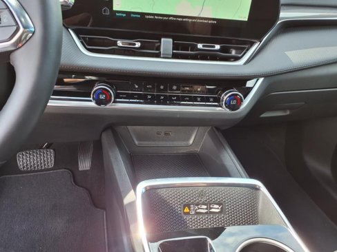 Used 2025 Chevrolet Equinox LT w/ Convenience Package II image 24