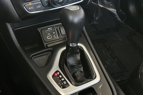 Used 2017 Jeep Cherokee Overland w/ Technology Group image 23