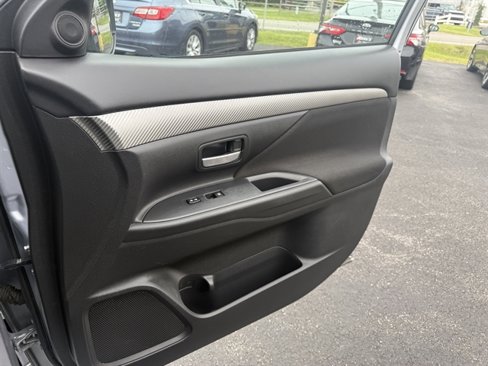Used 2017 Mitsubishi Outlander SE image 32
