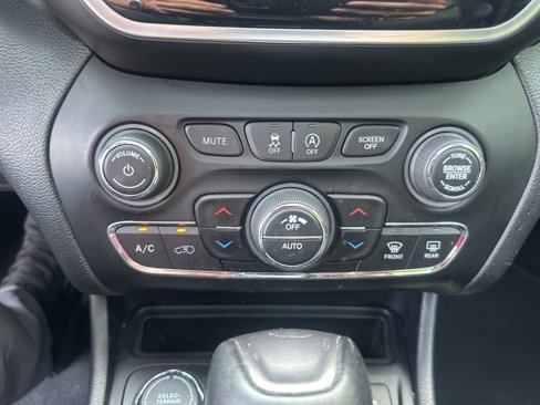 Used 2020 Jeep Cherokee Limited image 25