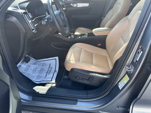 Used 2019 Volvo XC40 T5 Momentum image 9
