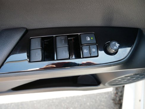 Used 2019 Toyota Prius XLE image 17