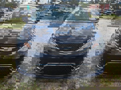 Used 2017 Chrysler Pacifica Touring-L image 9