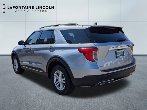 Used 2022 Ford Explorer XLT w/ Equipment Group 202A image 3