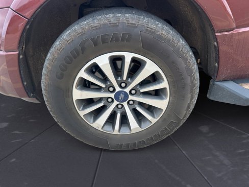 Used 2015 Ford Expedition XLT image 14