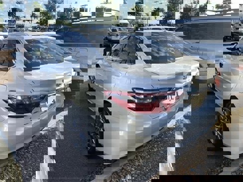 Used 2016 Toyota Camry image 2