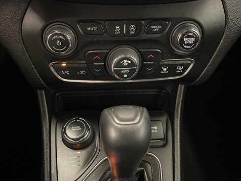 Used 2019 Jeep Cherokee Limited image 18