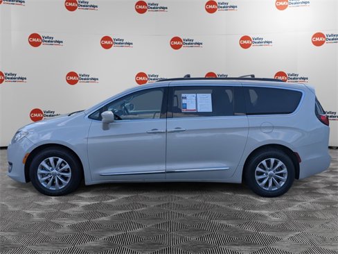 Used 2017 Chrysler Pacifica Touring-L image 8
