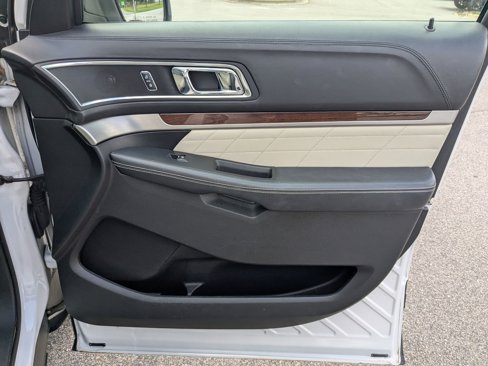 Used 2018 Ford Explorer Platinum image 36