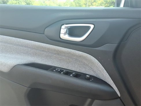 Used 2024 Jeep Compass Latitude image 18