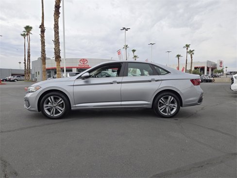 Used 2024 Volkswagen Jetta SE image 2