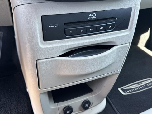 Used 2016 Chrysler Town & Country Touring-L image 10