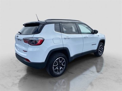Used 2024 Jeep Compass Trailhawk image 8