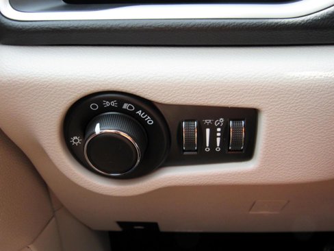 Used 2022 Chrysler Voyager LX image 15
