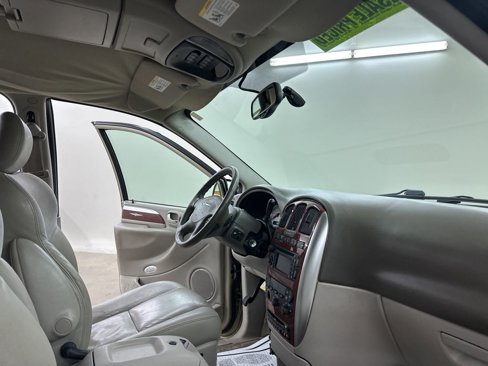 Used 2005 Chrysler Town & Country Limited image 15