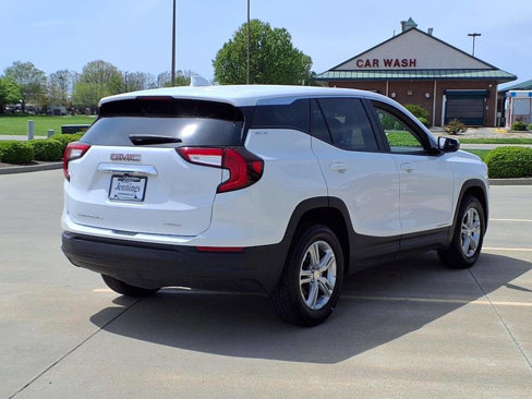 Used 2024 GMC Terrain SLE image 4