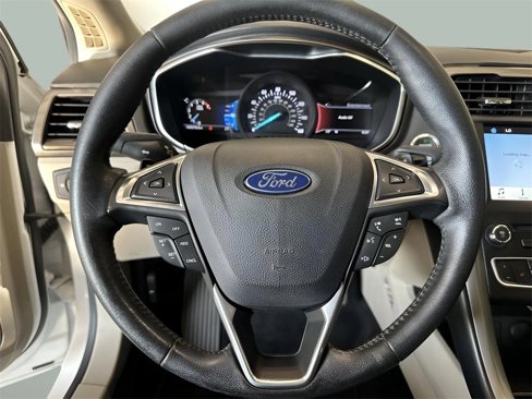 Used 2017 Ford Fusion SE w/ Fusion SE Technology Package image 14