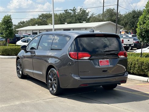 Used 2019 Chrysler Pacifica Touring Plus w/ S Appearance Package image 5
